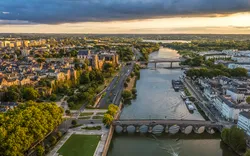Luftaufnahme der Stadt Angers bei Sonnenuntergang, mit ihrem berühmten Schloss und ihrer Kathedrale