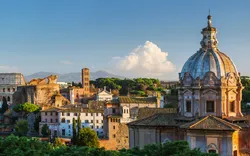 Weitblick auf das Forum Romanum und das Kolosseum in Rom