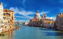 Canal Grande mit Basilica di Santa Maria della Salute bei Sonnenuntergang, Venedig