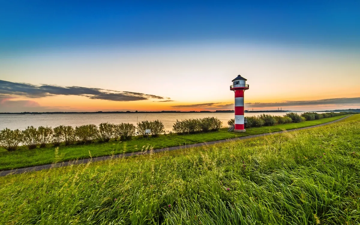 Leuchtturm an der Elbe im Alten Land, Deutschland