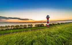 Leuchtturm an der Elbe im Alten Land, Deutschland