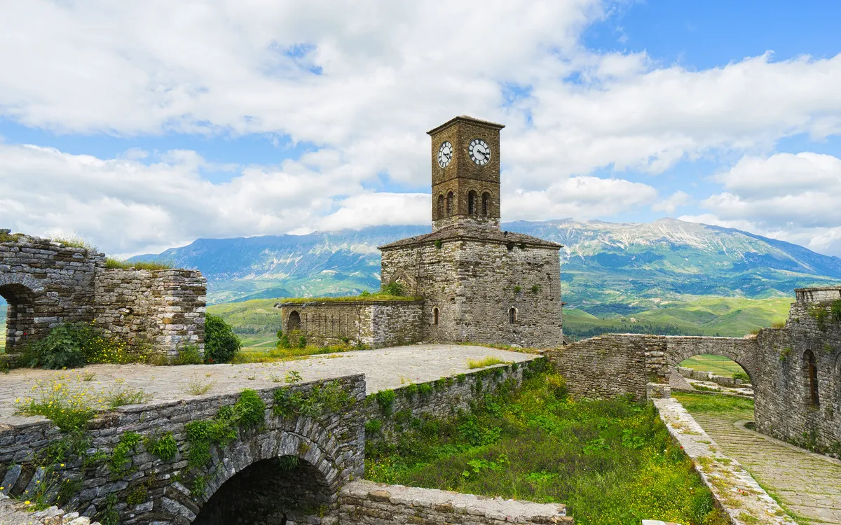Uhrturm in der Burg von Gjirokastra in Albanien.,