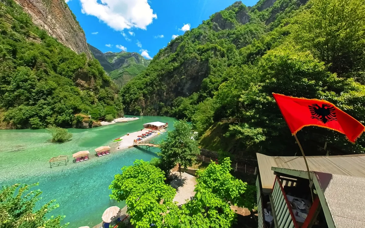 Der Shala-Fluss ist ein atemberaubender Wasserweg, der in den albanischen Alpen beginnt. Sein unberührtes Wasser stammt aus dem schmelzenden Schnee und den Gletschern dieser majestätischen Bergkette.,