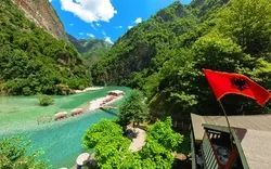 Der Shala-Fluss ist ein atemberaubender Wasserweg, der in den albanischen Alpen beginnt. Sein unberührtes Wasser stammt aus dem schmelzenden Schnee und den Gletschern dieser majestätischen Bergkette.,