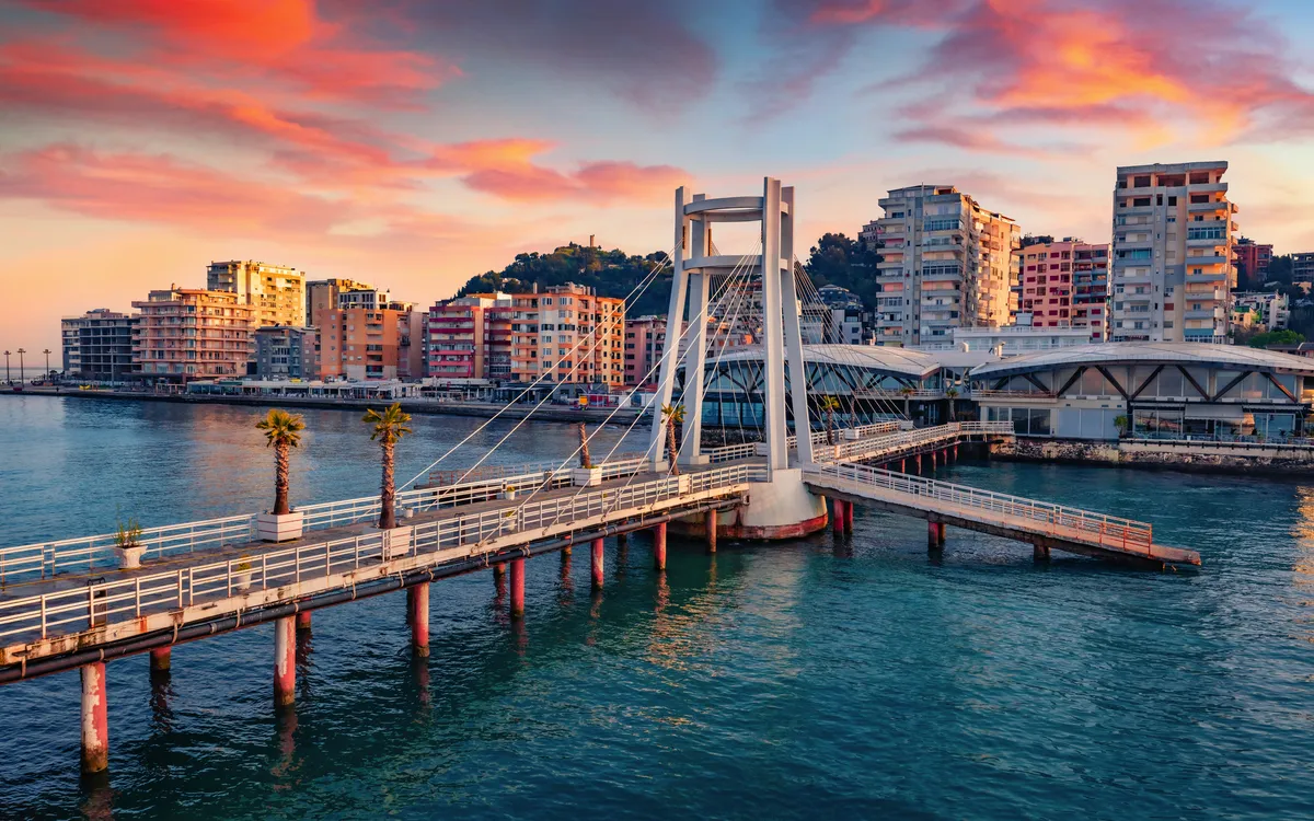 Wundervoller Sonnenaufgang im Hafen von Durres,Stadt an der Adria im Westen Albaniens,Europa. Atemberaubende adriatische Meereslandschaft. Unglaubliche Frühlingsszene in Albanien. Reisekonzept-Hintergrund.,