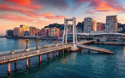 Wundervoller Sonnenaufgang im Hafen von Durres,Stadt an der Adria im Westen Albaniens,Europa. Atemberaubende adriatische Meereslandschaft. Unglaubliche Frühlingsszene in Albanien. Reisekonzept-Hintergrund.,