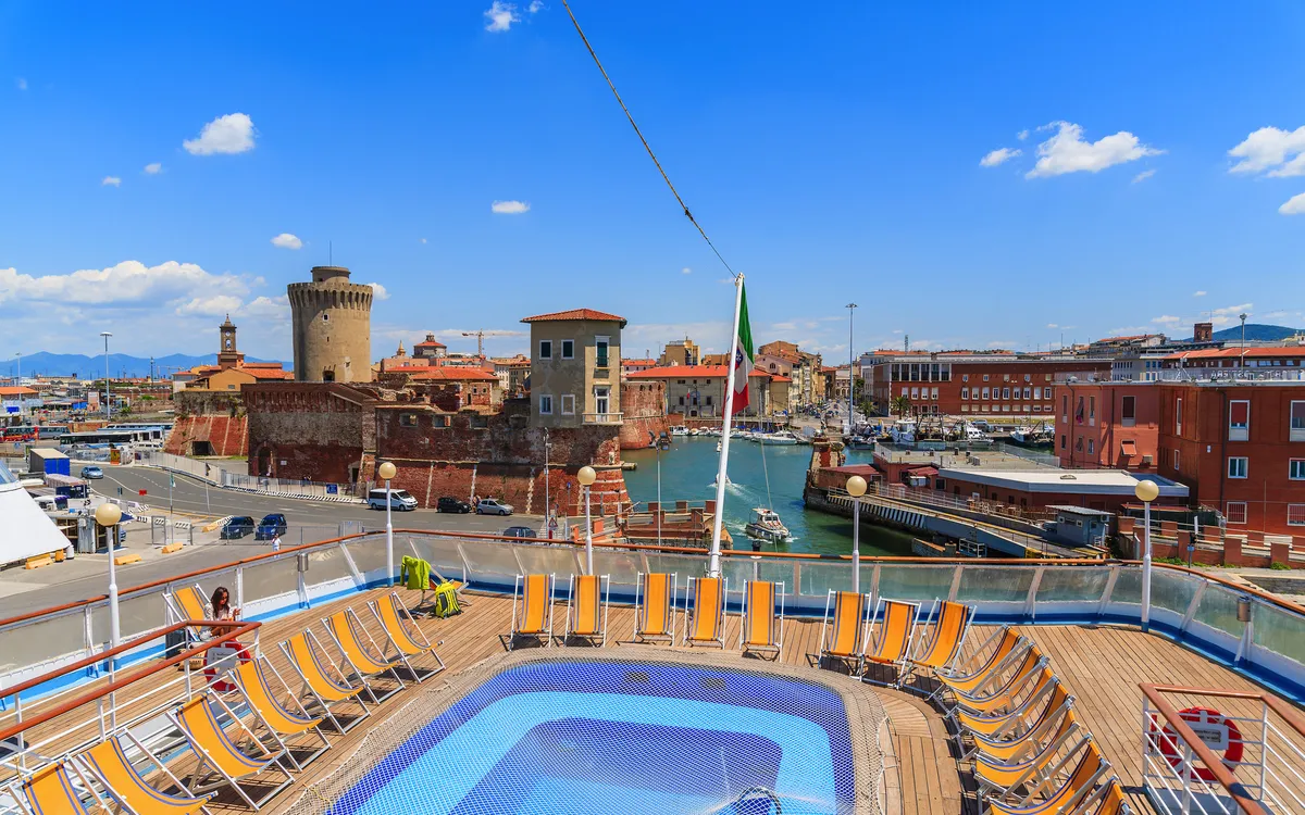 Fähre im Hafen von Livorno, kurz vor der Abfahrt zum korsischen Hafen von Bastia