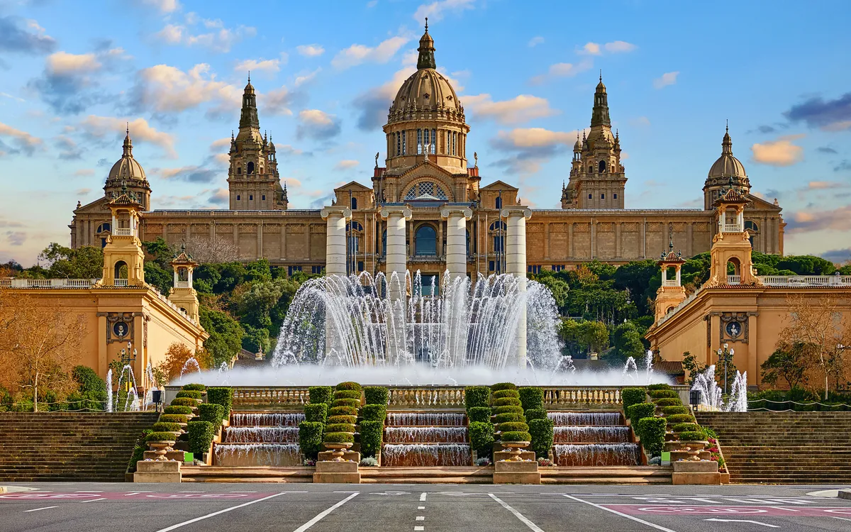 Nationalmuseum von Barcelona am Spanischen Platz mit Brunnen an einem Sommertag