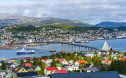 Blick von Tromsø auf der Insel Tromsoya, die durch die Tromsø-Brücke mit Tromsdalen auf dem Festland verbunden ist