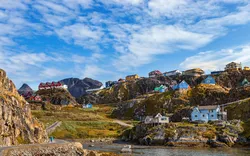 Blick auf farbenfrohe Holzgebäude und Häuser in Sisimiut