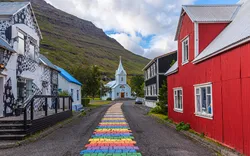 Blaue Kirche in Seydisfjordur auf Island