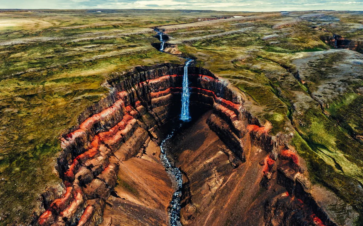 Hengifoss-Wasserfall - der vierthöchste Wasserfall Islands