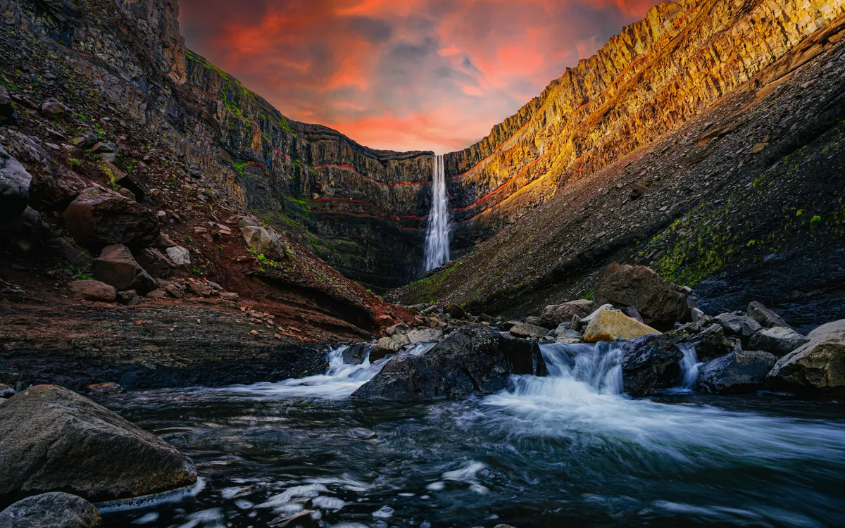 Hengifoss-Wasserfall - der vierthöchste Wasserfall Islands