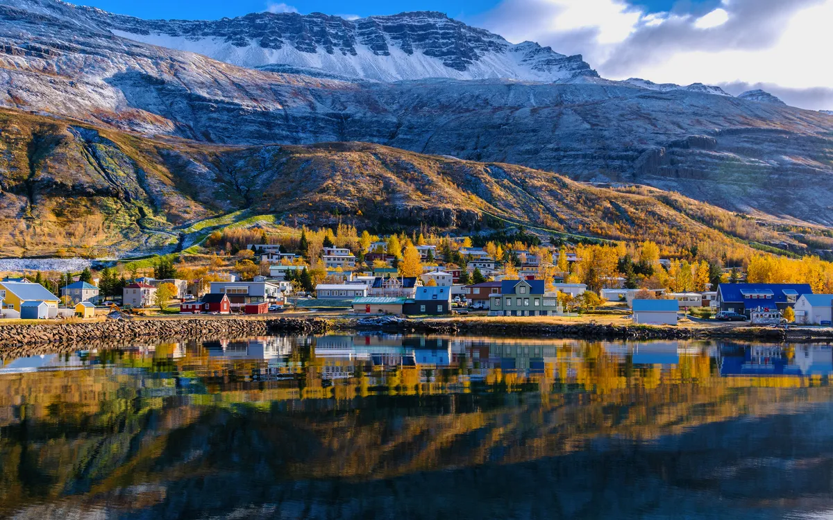 die kleine Stadt Seyðisfjörður liegt direkt am Fjord in einer unglaublichen Natur