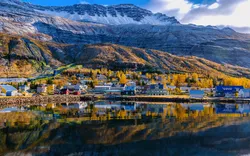die kleine Stadt Seyðisfjörður liegt direkt am Fjord in einer unglaublichen Natur