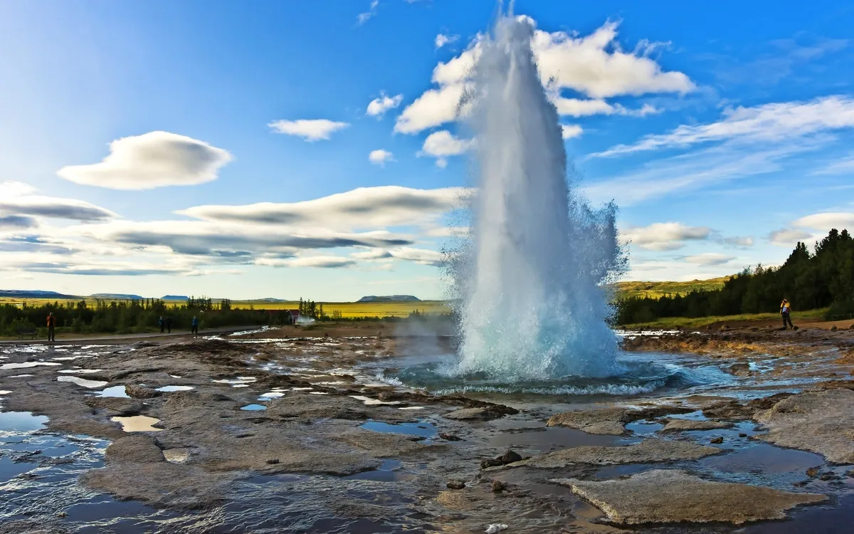 Geysir Strokkur im Haukadalurgebiet, Island