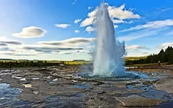 Geysir Strokkur im Haukadalurgebiet, Island