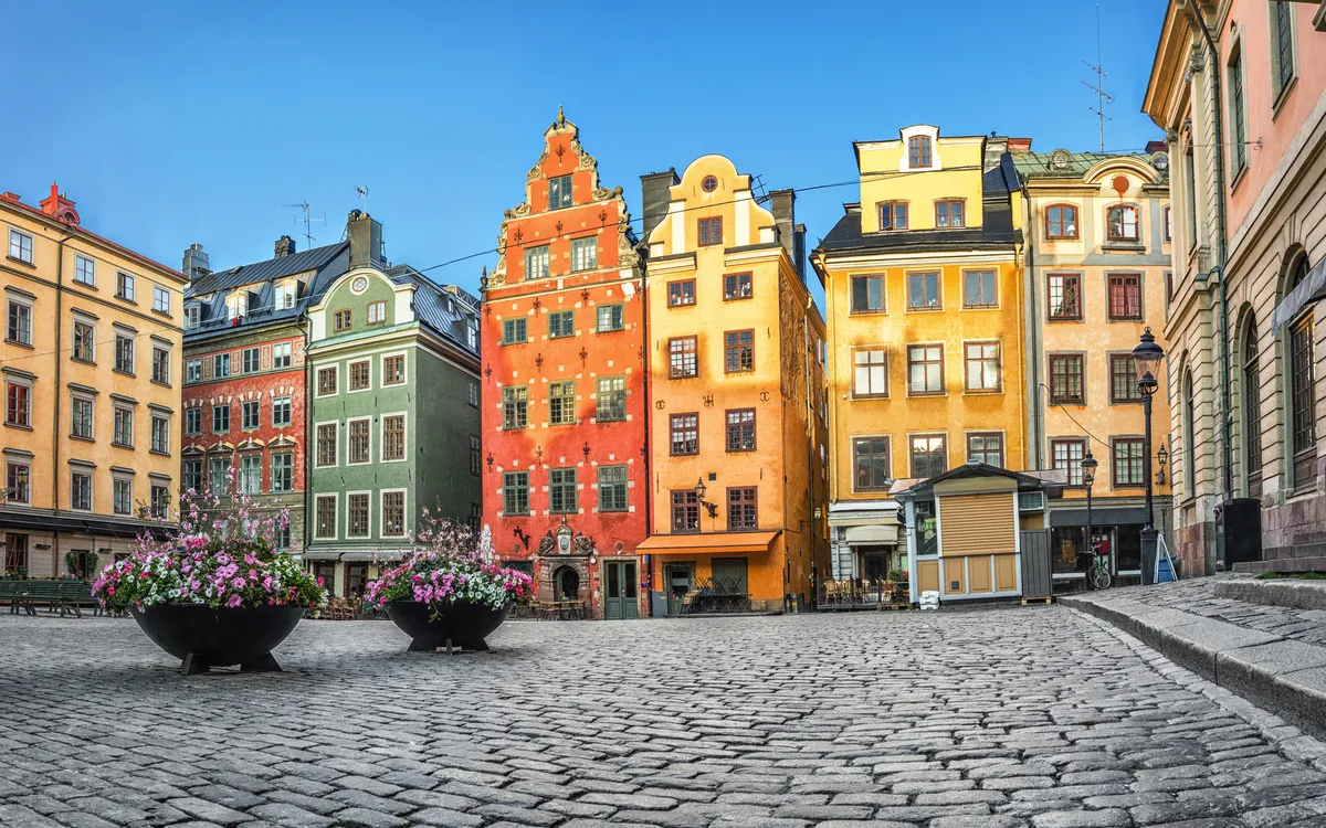 bunte Häuser auf dem Stortorget-Platz in Stockholm, Schweden