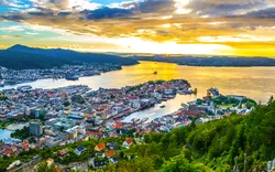 Blick vom Berg Fløyen über die norwegische Stadt Bergen