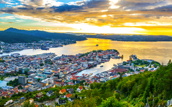 Blick vom Berg Fløyen über die norwegische Stadt Bergen