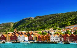Blick auf die Stadtlandschaft und die Holzgebäude von Bryygen in Norwegen