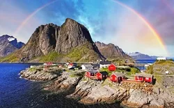 Norwegischen Fischerdorf Hütten mit Regenbogen, Lofoten