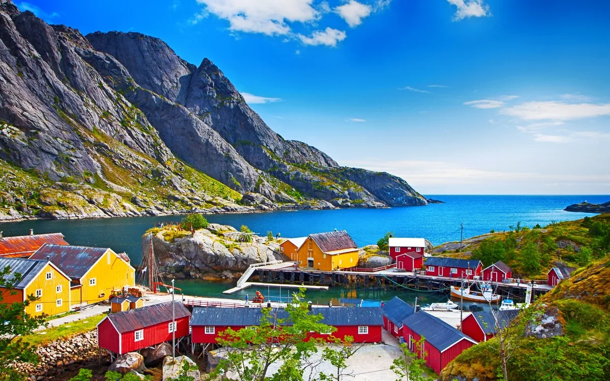 Nusfjord ist ein traditionelles altes Fischerdorf auf den Lofoten-Inseln