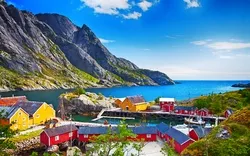 Nusfjord ist ein traditionelles altes Fischerdorf auf den Lofoten-Inseln