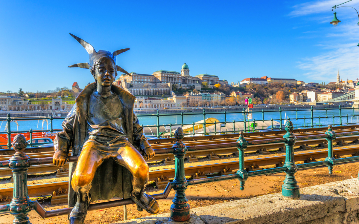 Kleine Prinzessin - eine auf dem Geländer der Budapester Donaupromenade sitzende Skulptur