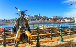 Kleine Prinzessin - eine auf dem Geländer der Budapester Donaupromenade sitzende Skulptur