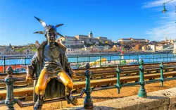 Kleine Prinzessin - eine auf dem Geländer der Budapester Donaupromenade sitzende Skulptur