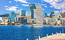 Zeitgenössische Architektur mit Blick auf die Uferpromenade von Oslo