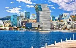 Zeitgenössische Architektur mit Blick auf die Uferpromenade von Oslo