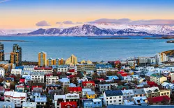 Luftpanorama des Stadtzentrums von Reykjavik bei Sonnenuntergang