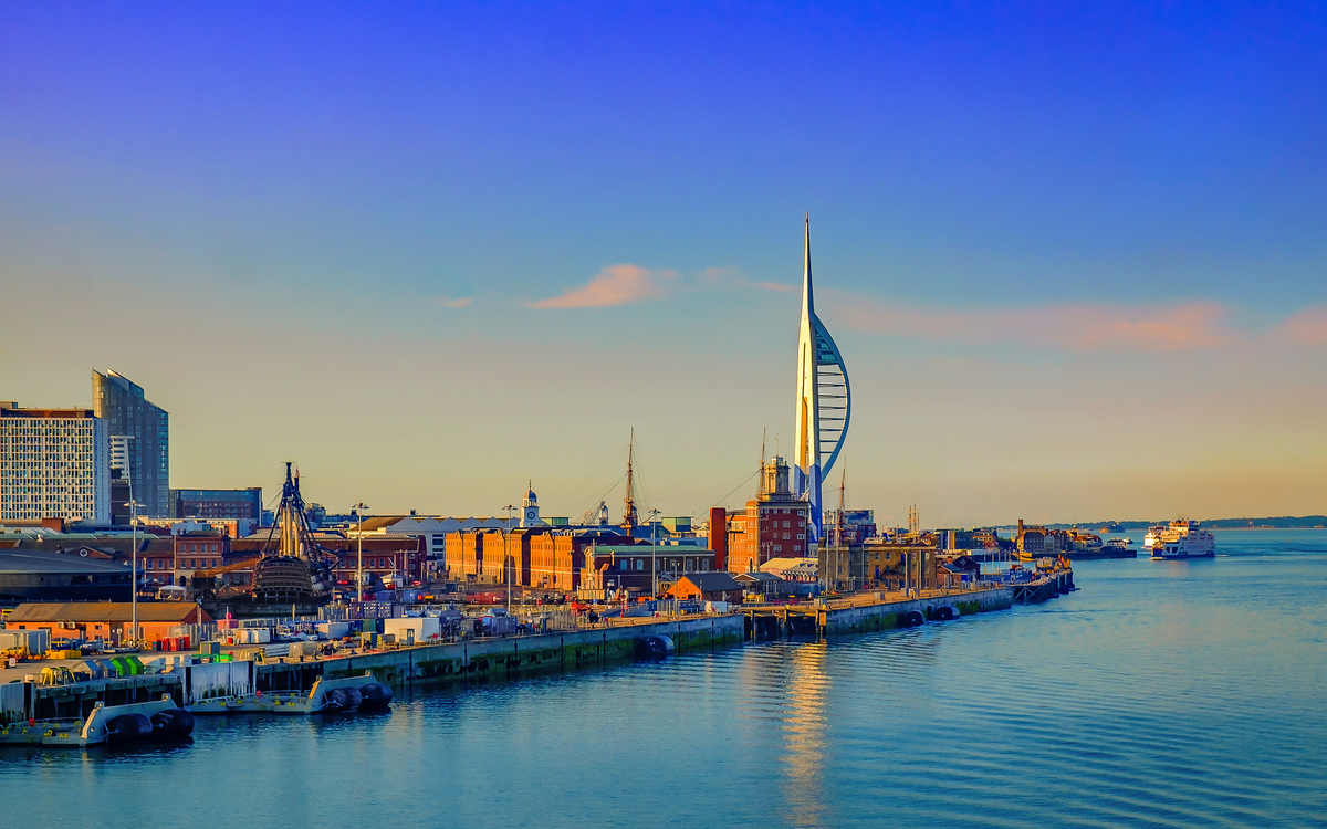 Portsmouth,England,Juni 2018,Portsmouth Hafen am späten Abend