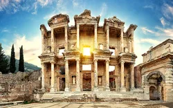 Fassade der antiken Celsus-Bibliothek in Ephesus