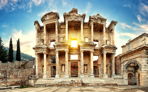 Fassade der antiken Celsus-Bibliothek in Ephesus