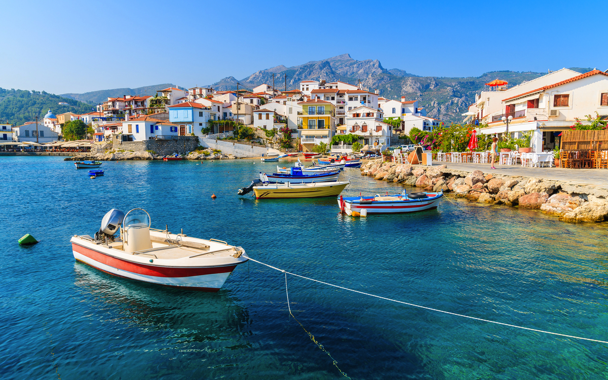 Fischerboote in der Bucht von Kokkari auf der Insel Samos