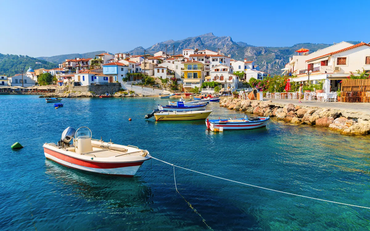 Fischerboote in der Bucht von Kokkari auf der Insel Samos