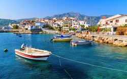 Fischerboote in der Bucht von Kokkari auf der Insel Samos