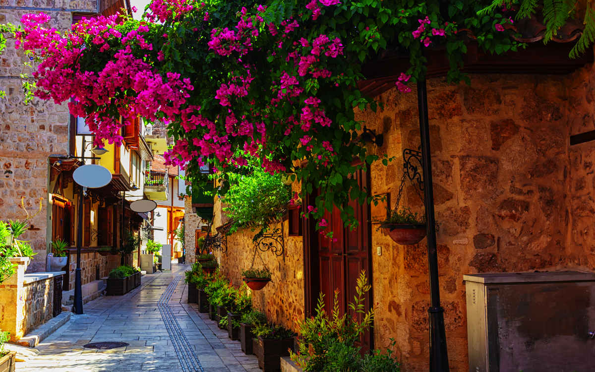 Straßenszene in Kaleici – dem historischen Stadtzentrum von Antalya, Türkei