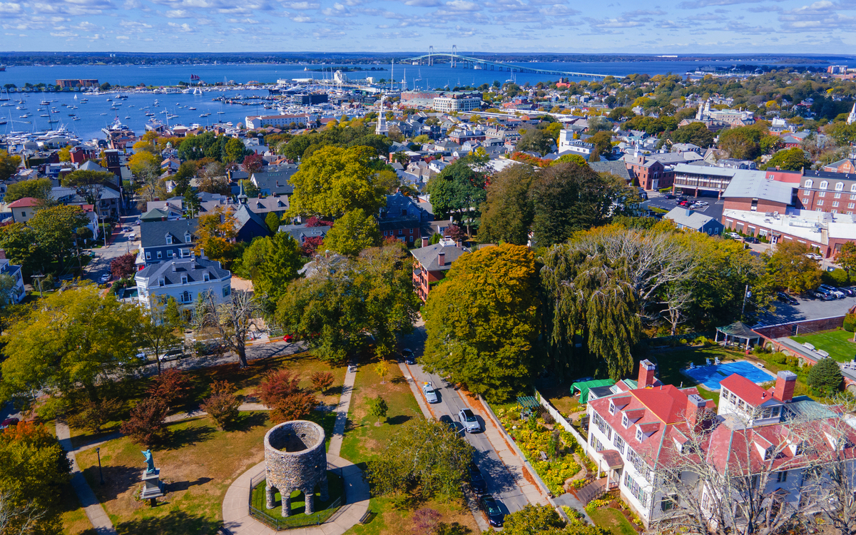 Luftaufnahme des Touro Parks mit dem Windmill Tower und dem Hafen von Newport im Hintergrund