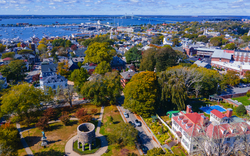 Luftaufnahme des Touro Parks mit dem Windmill Tower und dem Hafen von Newport im Hintergrund
