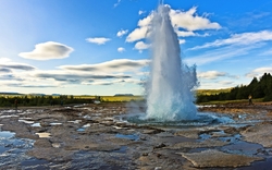 Geysir Strokkur im Haukadalurgebiet, Island