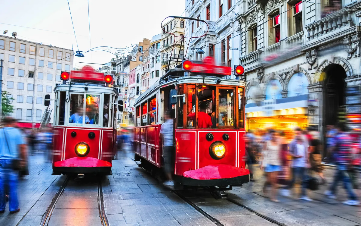 alte rote Straßenbahnen auf der Stiklal Avenue in Istanbul