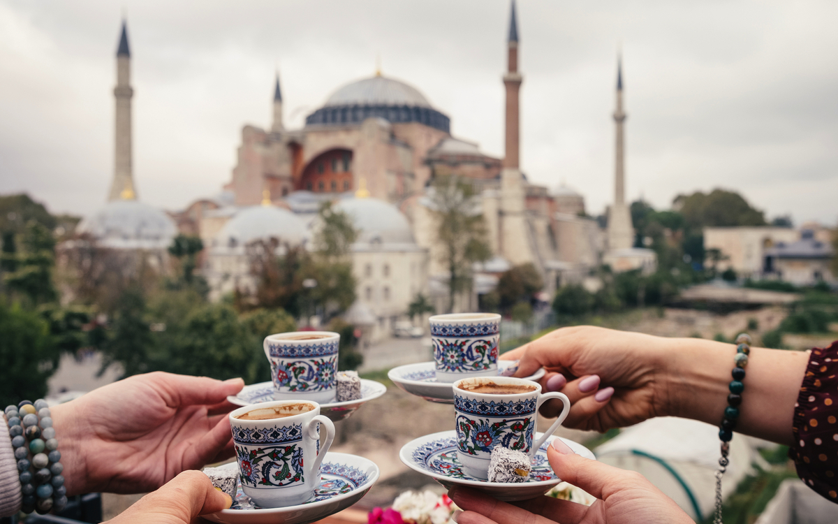 Türkischer Kaffee mit der Hagia Sophia im Hintergrund