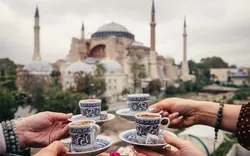 Türkischer Kaffee mit der Hagia Sophia im Hintergrund