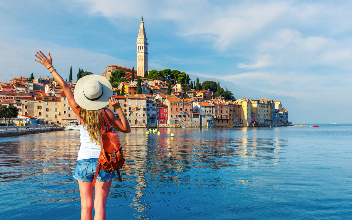 Weibliche Touristin in Kroatien – Reisen, Urlaub, Tourismuskonzept