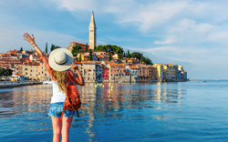 Weibliche Touristin in Kroatien – Reisen, Urlaub, Tourismuskonzept
