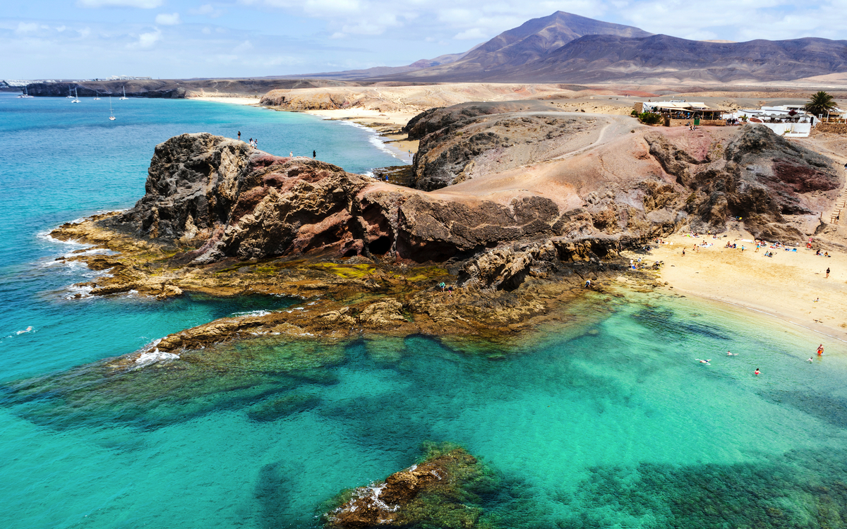 Papagayo-Strand mit weißem Sand und schwarzen Felsen auf Lanzarote